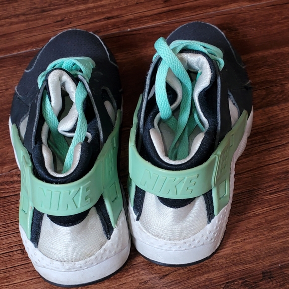 Nike Girls Huarache Black/green glow/pure platinum white 5.5Y/7W/5M - Picture 6 of 10